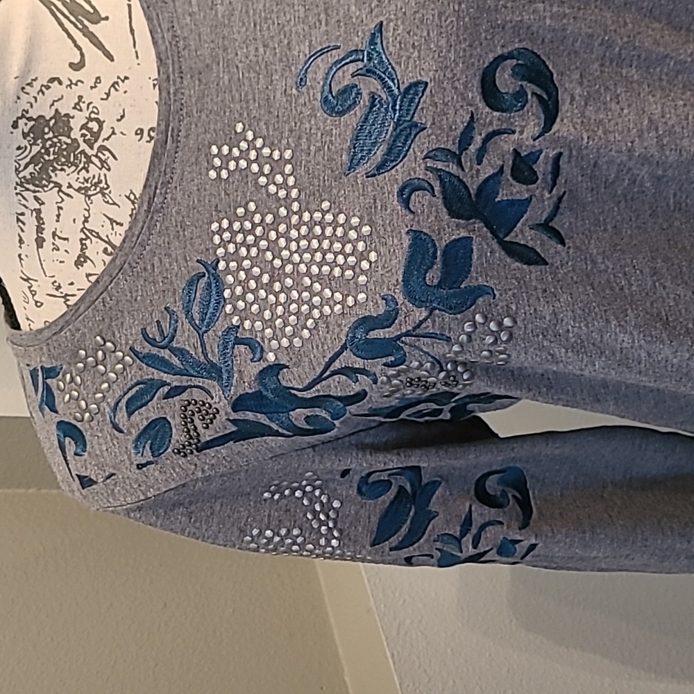 PRETTY top - Picture 3 of 5
